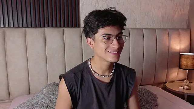 Snapshot of Aaron_Eze chatting on January 7, 2026, 8:03 pm Aaron Eze online show from January 7, 2026, 8:03 pm