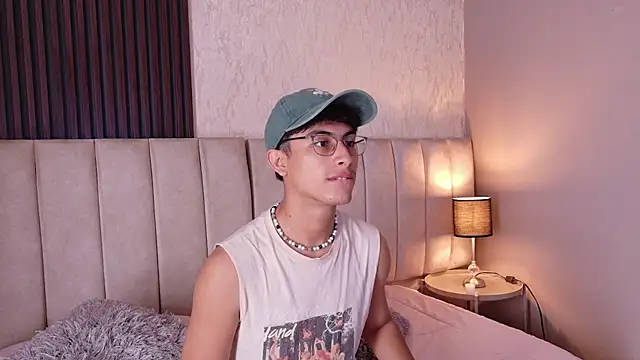 Snapshot of Aaron_Eze chatting on January 8, 2026, 8:04 pm Aaron Eze online show from January 8, 2026, 8:04 pm