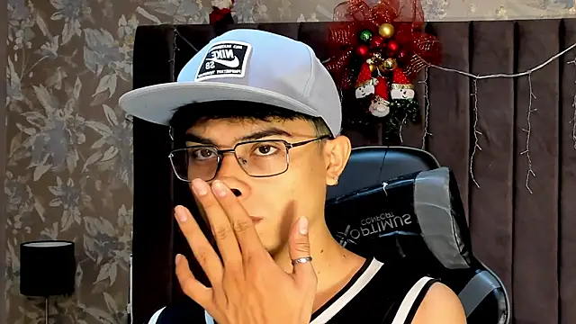 Snapshot of Aaron_Eze chatting on December 21, 2025, 9:04 pm Aaron Eze online show from December 21, 2025, 9:04 pm