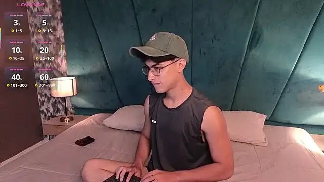 Snapshot of Aaron_Eze chatting on February 13, 2026, 9:37 pm Aaron Eze online show from February 13, 2026, 9:37 pm