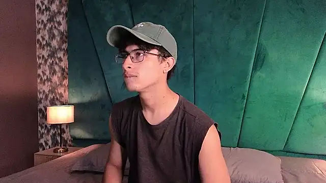 Snapshot of Aaron_Eze chatting on February 5, 2026, 9:21 pm Aaron Eze online show from February 5, 2026, 9:21 pm