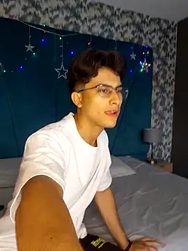 Snapshot of Aaron_Eze chatting on December 19, 2025, 7:27 pm Aaron Eze online show from December 19, 2025, 7:27 pm