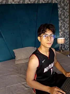 Snapshot of Aaron_Eze chatting on February 20, 2026, 9:06 pm Aaron Eze online show from February 20, 2026, 9:06 pm