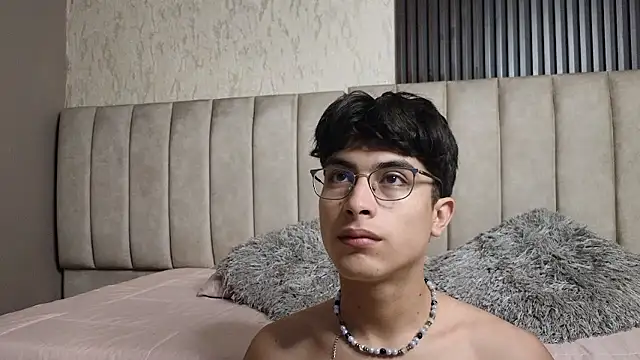 Snapshot of Aaron_Eze chatting on January 9, 2026, 8:05 pm Aaron Eze online show from January 9, 2026, 8:05 pm