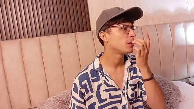 Snapshot of Aaron_Eze chatting on January 15, 2026, 10:13 pm Aaron Eze online show from January 15, 2026, 10:13 pm