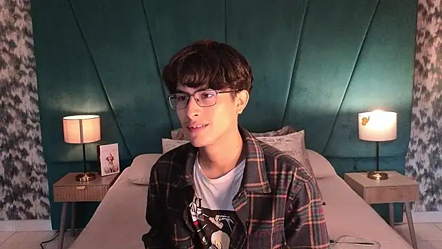 Snapshot of Aaron_Eze chatting on May 15, 2026, 12:58 pm Aaron Eze online show from May 15, 2026, 12:58 pm