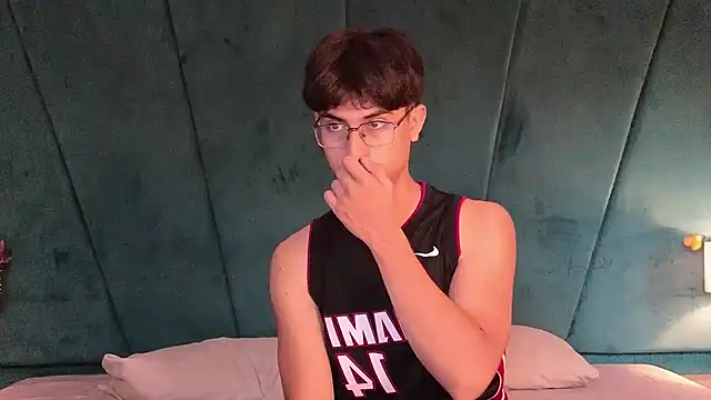 Snapshot of Aaron_Eze chatting on February 19, 2026, 8:17 pm Aaron Eze online show from February 19, 2026, 8:17 pm