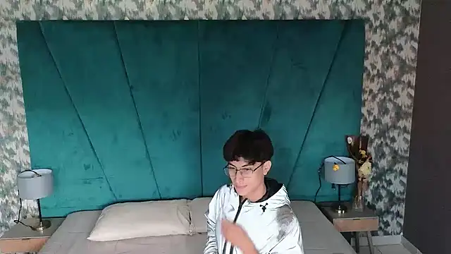 Snapshot of Aaron_Eze chatting on February 25, 2026, 8:41 pm Aaron Eze online show from February 25, 2026, 8:41 pm