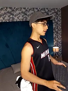 Snapshot of Aaron_Eze chatting on February 23, 2026, 9:04 pm Aaron Eze online show from February 23, 2026, 9:04 pm