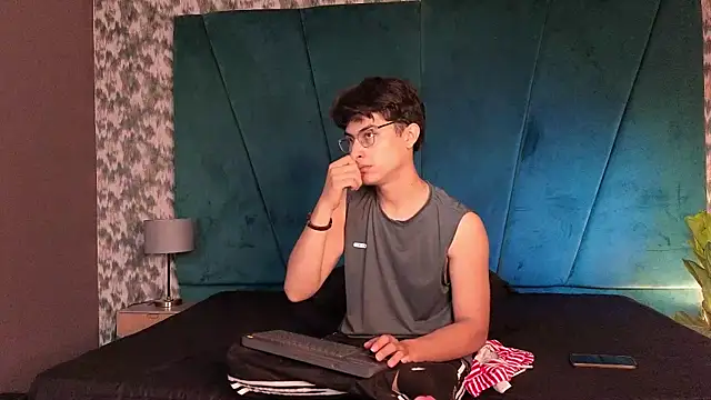 Snapshot of Aaron_Eze chatting on January 18, 2026, 9:07 pm Aaron Eze online show from January 18, 2026, 9:07 pm