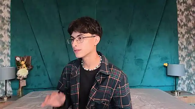 Snapshot of Aaron_Eze chatting on February 18, 2026, 7:32 pm Aaron Eze online show from February 18, 2026, 7:32 pm