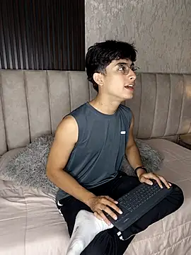 Snapshot of Aaron_Eze chatting on January 6, 2026, 7:29 pm Aaron Eze online show from January 6, 2026, 7:29 pm