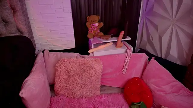 LiliBundy online show from November 13, 2025, 4:38 am