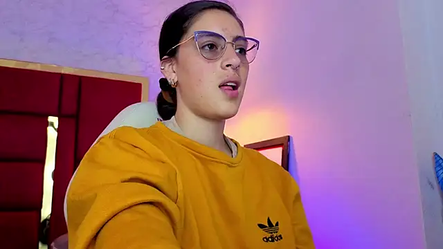 Snapshot of moon_winy chatting on May 20, 2026, 11:51 am moon winy online show from May 20, 2026, 11:51 am