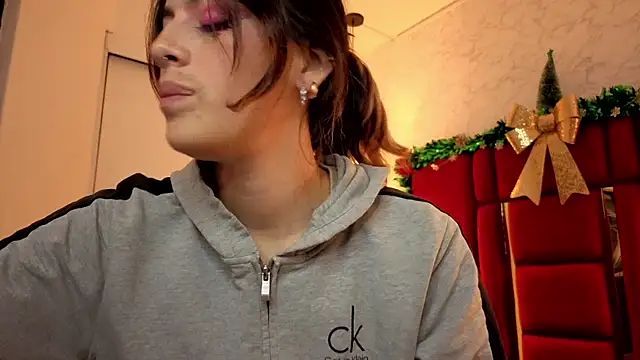 Snapshot of moon_winy chatting on December 21, 2025, 11:49 pm moon winy online show from December 21, 2025, 11:49 pm