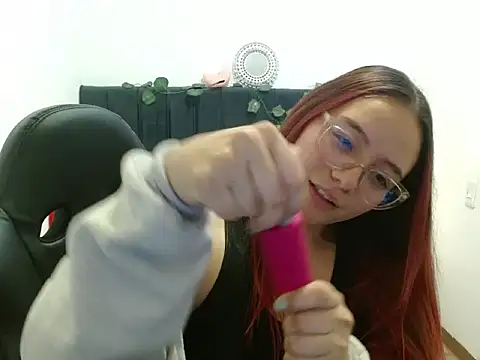 Red Lola  online show from October 26, 2025, 2:17 pm