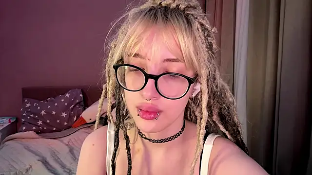 Milkmoriee online show from December 4, 2025, 3:22 pm