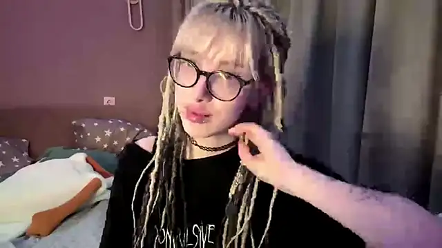 Milkmoriee online show from November 30, 2025, 4:30 pm