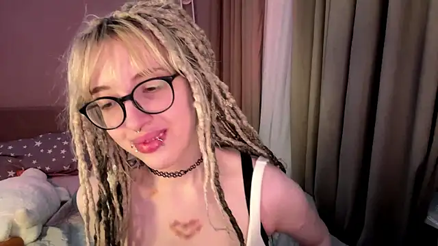 Milkmoriee online show from December 3, 2025, 3:22 pm