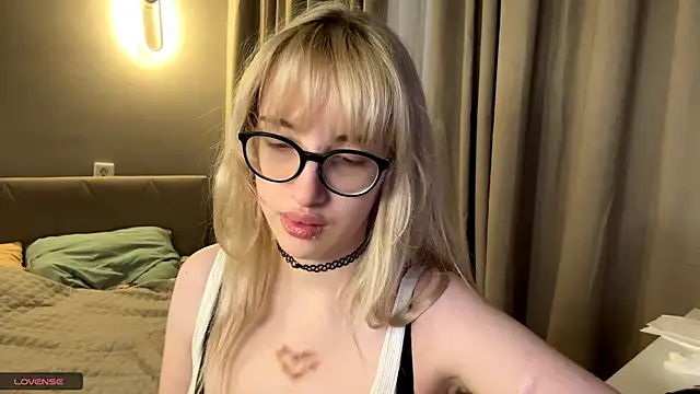 Milkmoriee online show from November 15, 2025, 3:27 pm