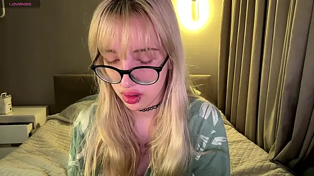 Milkmoriee online show from November 21, 2025, 3:44 pm