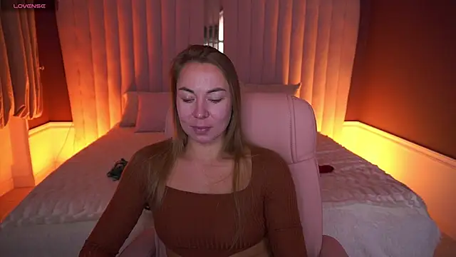 Snapshot of VixenMuse chatting on October 30, 2025, 8:39 pm VixenMuse online show from October 30, 2025, 8:39 pm