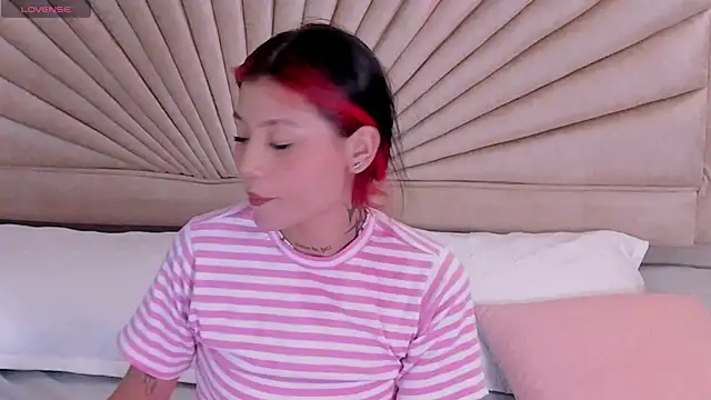 Snapshot of Emma_duff chatting on December 19, 2025, 12:18 pm Emma duff online show from December 19, 2025, 12:18 pm