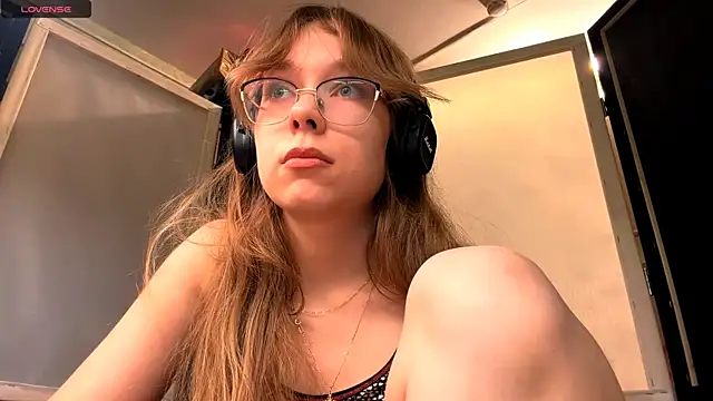 JuneCooper online show from November 19, 2025, 3:12 pm