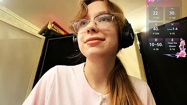 JuneCooper online show from November 12, 2025, 3:05 pm