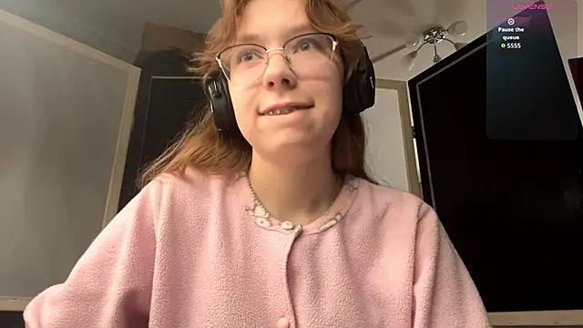 JuneCooper online show from October 31, 2025, 8:11 am