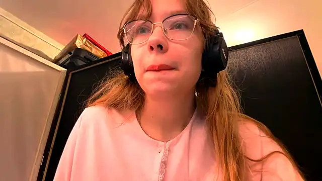 JuneCooper online show from November 9, 2025, 7:01 am