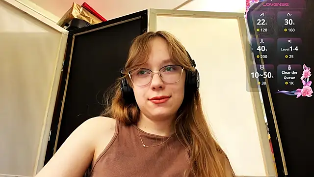 JuneCooper online show from November 14, 2025, 10:08 am