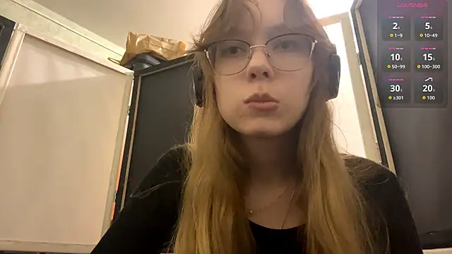 JuneCooper online show from October 30, 2025, 2:58 pm