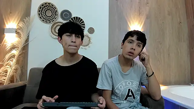 hoot booys  online show from November 22, 2025, 7:57 pm