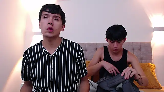 hoot booys  online show from November 14, 2025, 8:56 pm