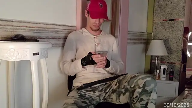 elias sn0w online show from October 30, 2025, 7:44 pm