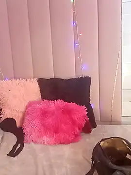 petite coral online show from February 6, 2026, 3:35 am