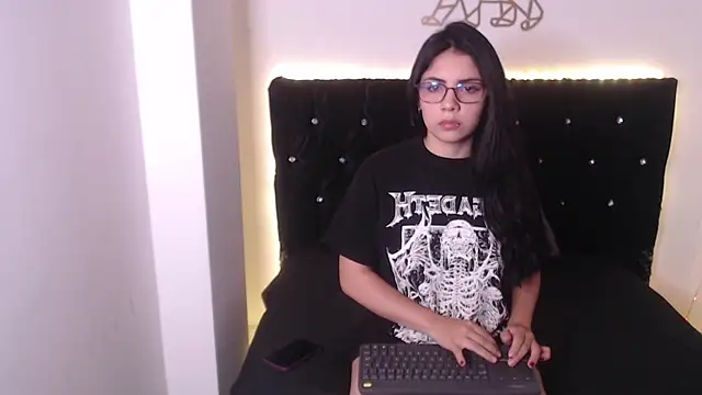 evelyn kitty  online show from November 4, 2025, 12:58 am