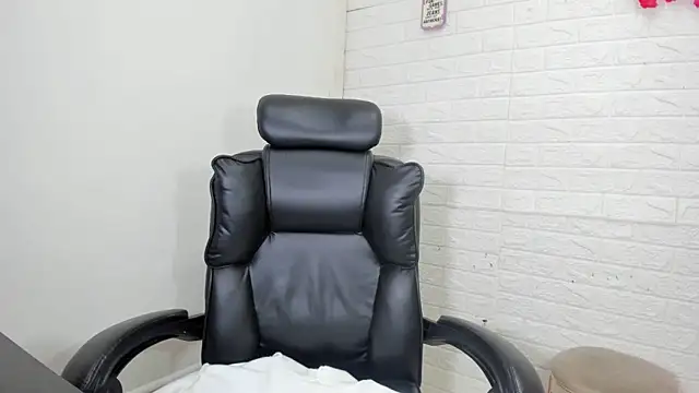 talialadyx online show from April 8, 2026, 2:07 pm