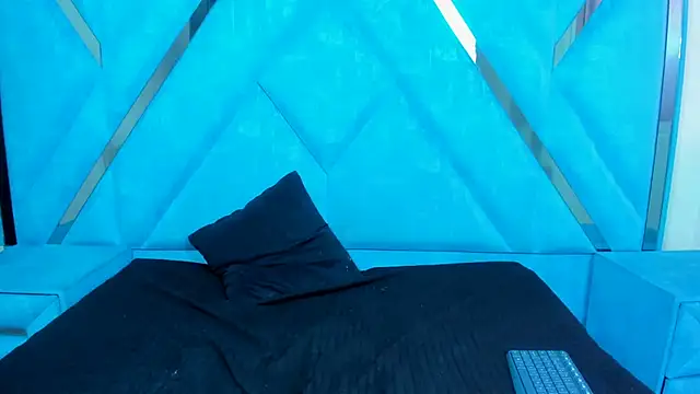 talialadyx online show from April 18, 2026, 7:07 pm