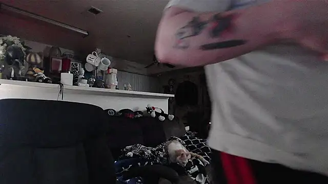 biggerisbetter12 online show from February 2, 2026, 7:51 am