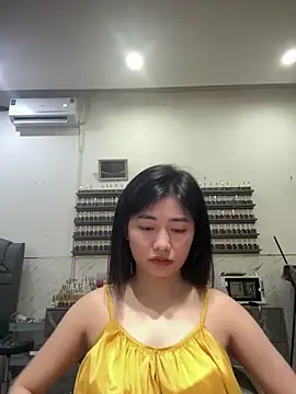 Yiyi cute online show from October 17, 2025, 10:29 am