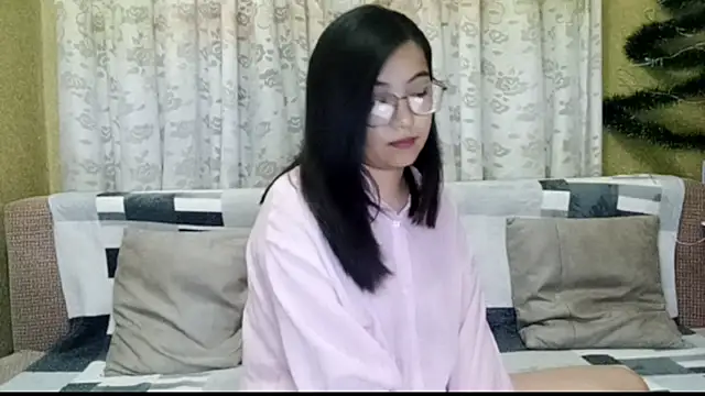 Snapshot of LinneaHyles chatting on December 21, 2025, 1:02 pm LinneaHyles online show from December 21, 2025, 1:02 pm