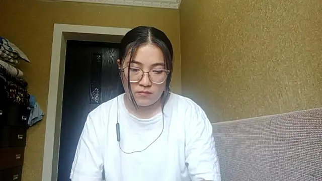 Snapshot of LinneaHyles chatting on November 10, 2025, 4:17 am LinneaHyles online show from November 10, 2025, 4:17 am