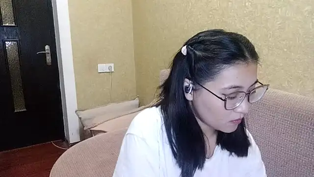 Snapshot of LinneaHyles chatting on December 3, 2025, 1:32 pm LinneaHyles online show from December 3, 2025, 1:32 pm