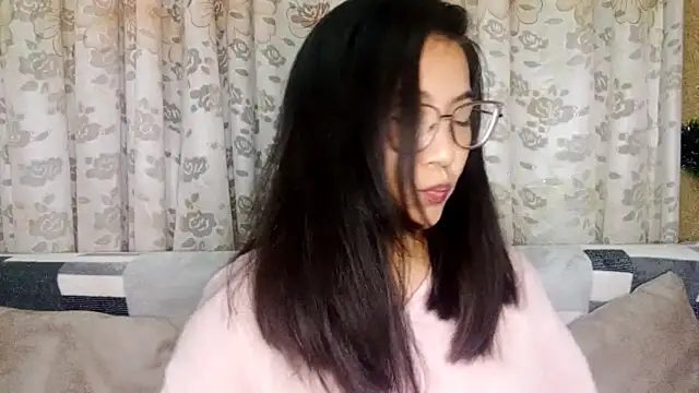 Snapshot of LinneaHyles chatting on December 22, 2025, 3:45 pm LinneaHyles online show from December 22, 2025, 3:45 pm