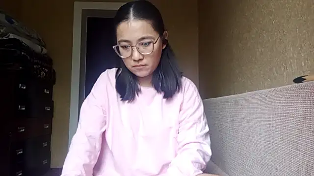 Snapshot of LinneaHyles chatting on November 16, 2025, 8:19 am LinneaHyles online show from November 16, 2025, 8:19 am