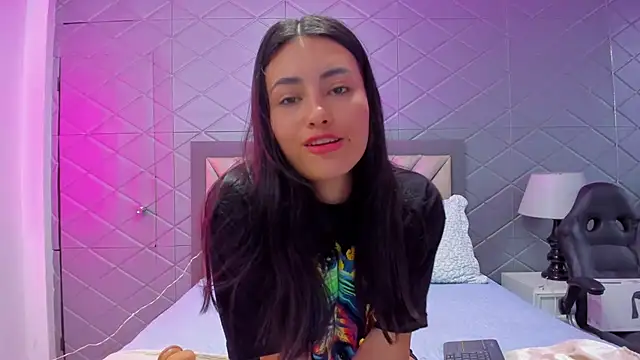 Snapshot of ViolettRouse chatting on December 22, 2025, 4:51 pm ViolettRouse online show from December 22, 2025, 4:51 pm