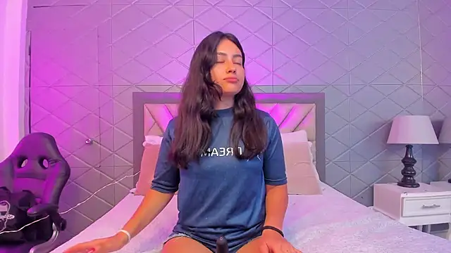 Snapshot of ViolettRouse chatting on December 17, 2025, 5:40 pm ViolettRouse online show from December 17, 2025, 5:40 pm