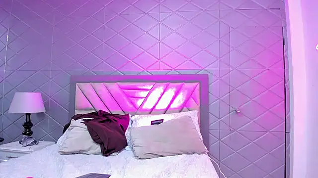 Snapshot of ViolettRouse chatting on December 14, 2025, 4:56 pm ViolettRouse online show from December 14, 2025, 4:56 pm